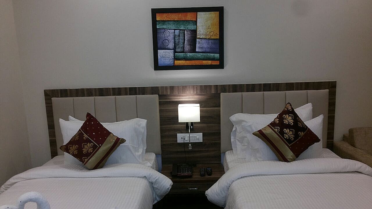 Hotel Tridev Deluxe Room, Non Smoking 3