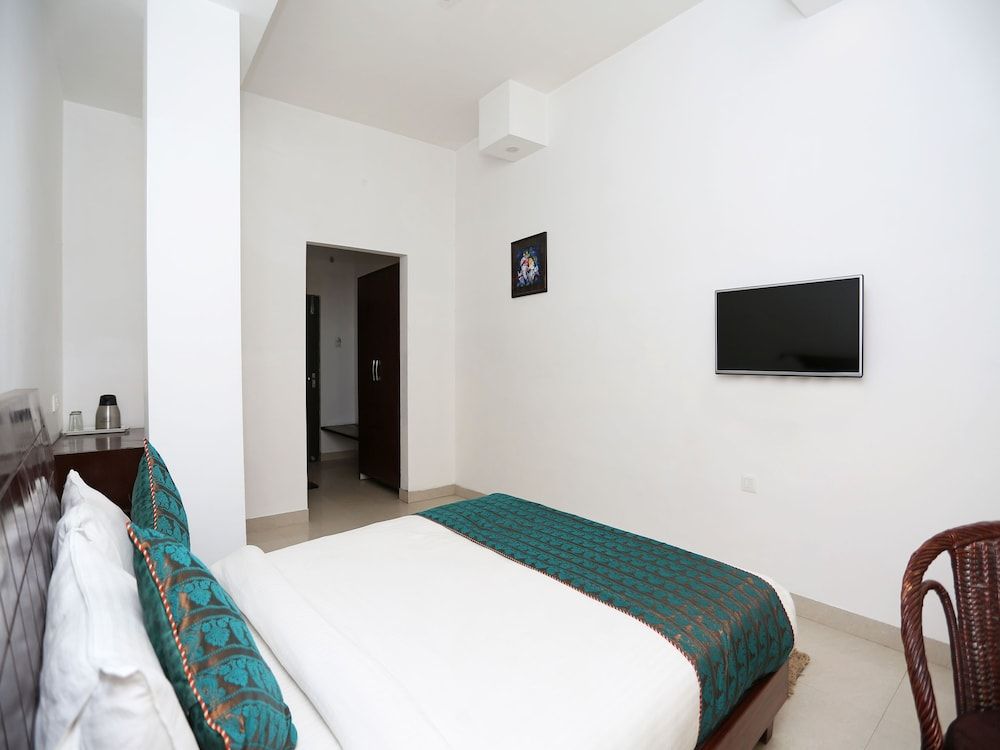OYO 5474 Hotel Aries Suite, 1 King Bed 2