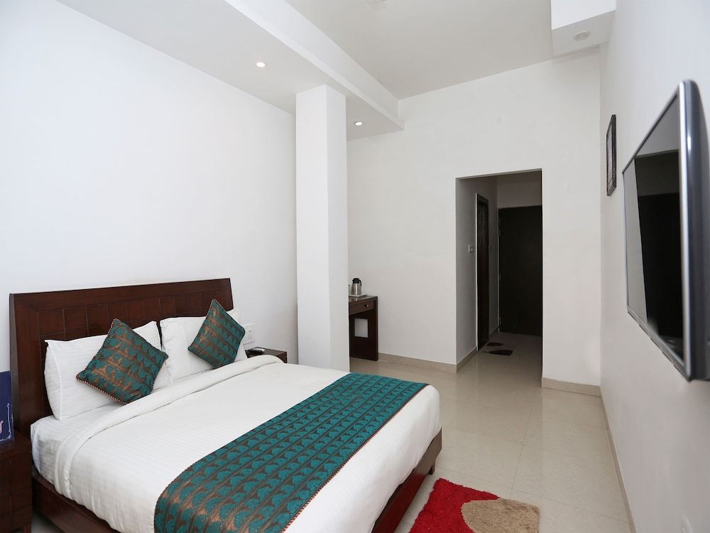OYO 5474 Hotel Aries Suite, 1 King Bed 3