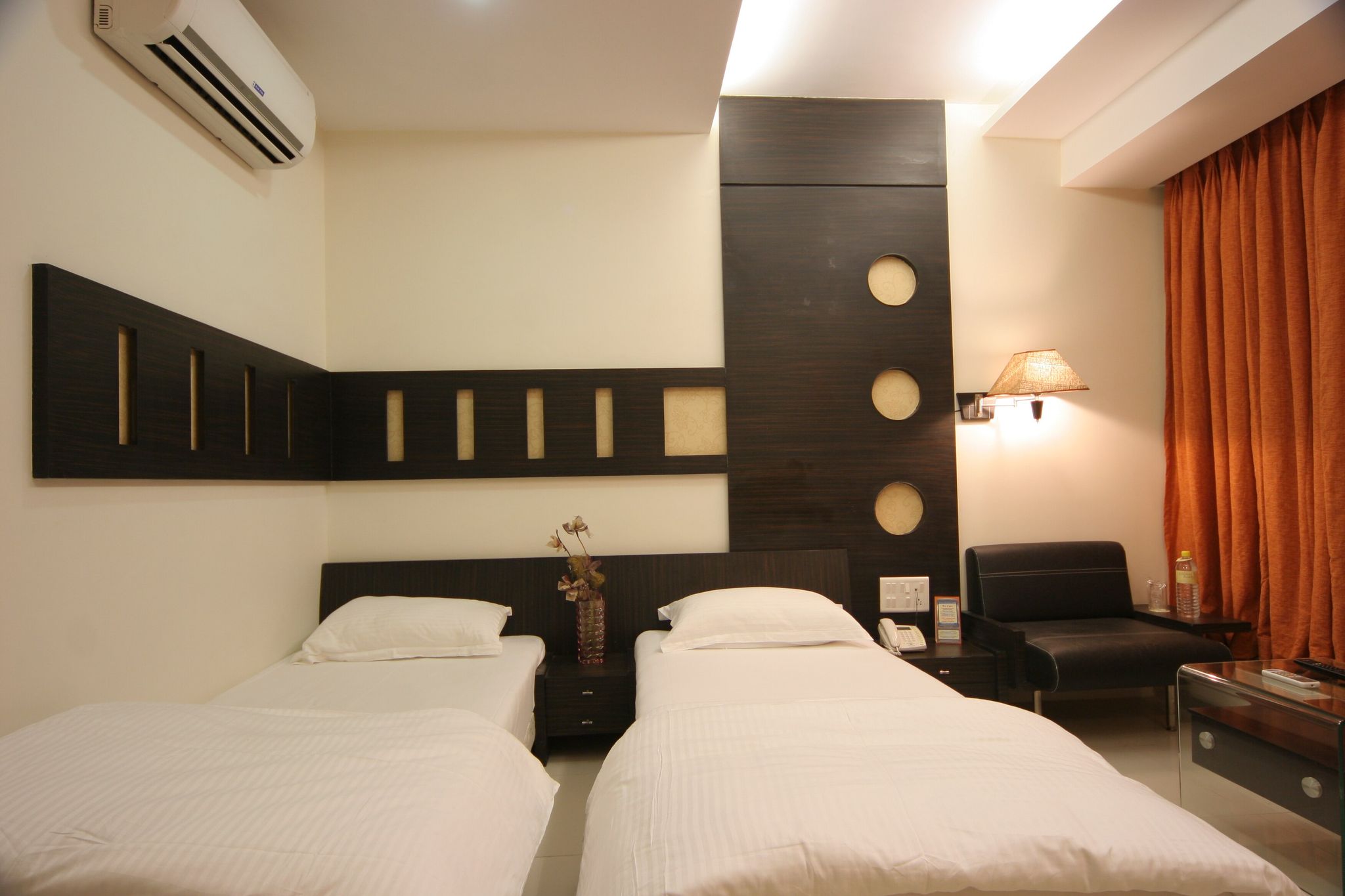 Pride Biznotel Alkapuri Business Double or Twin Room 4
