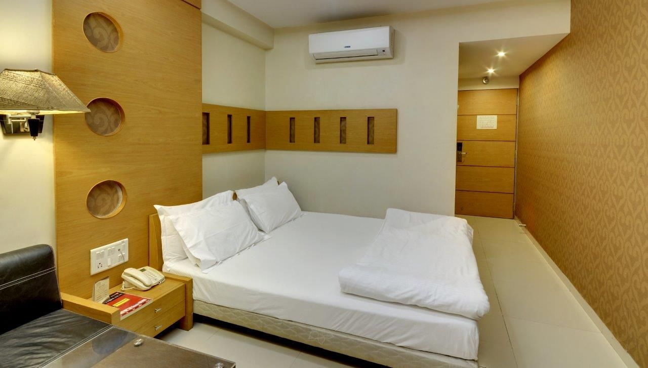 Pride Biznotel Alkapuri Business Double or Twin Room 5