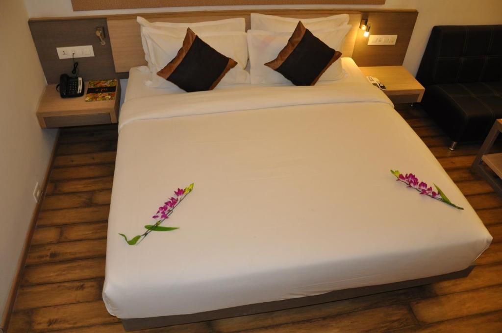 Pride Biznotel Alkapuri Business Double or Twin Room 6