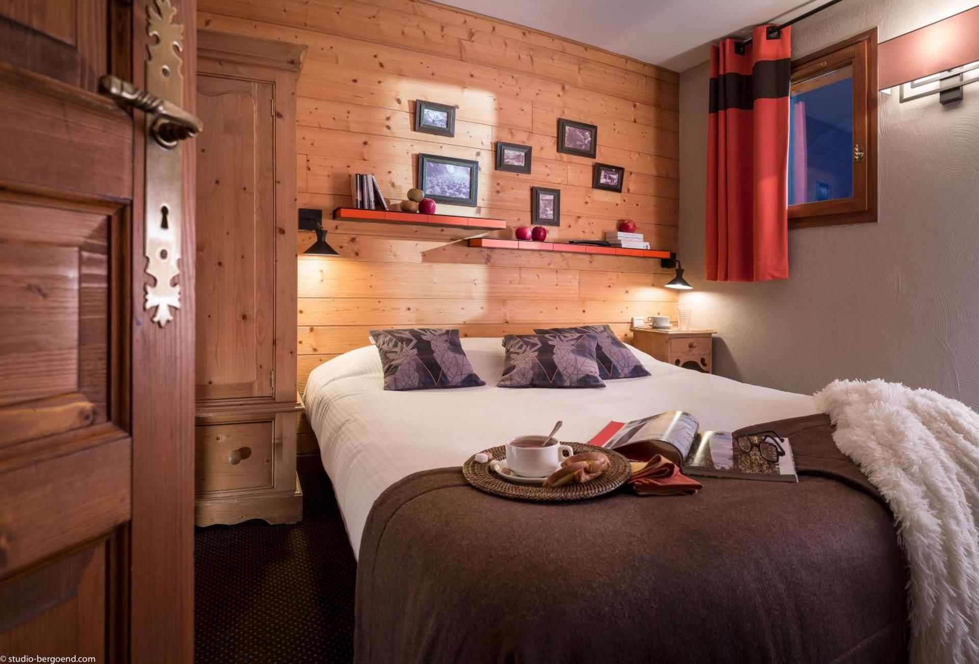 Three-Bedroom Apartment with Cabin and Fireplace 