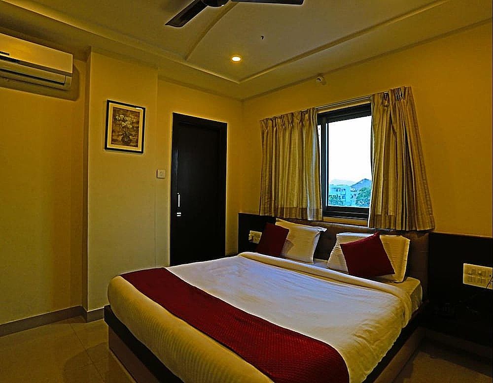 Hotel Suraj Palace Deluxe Room 8