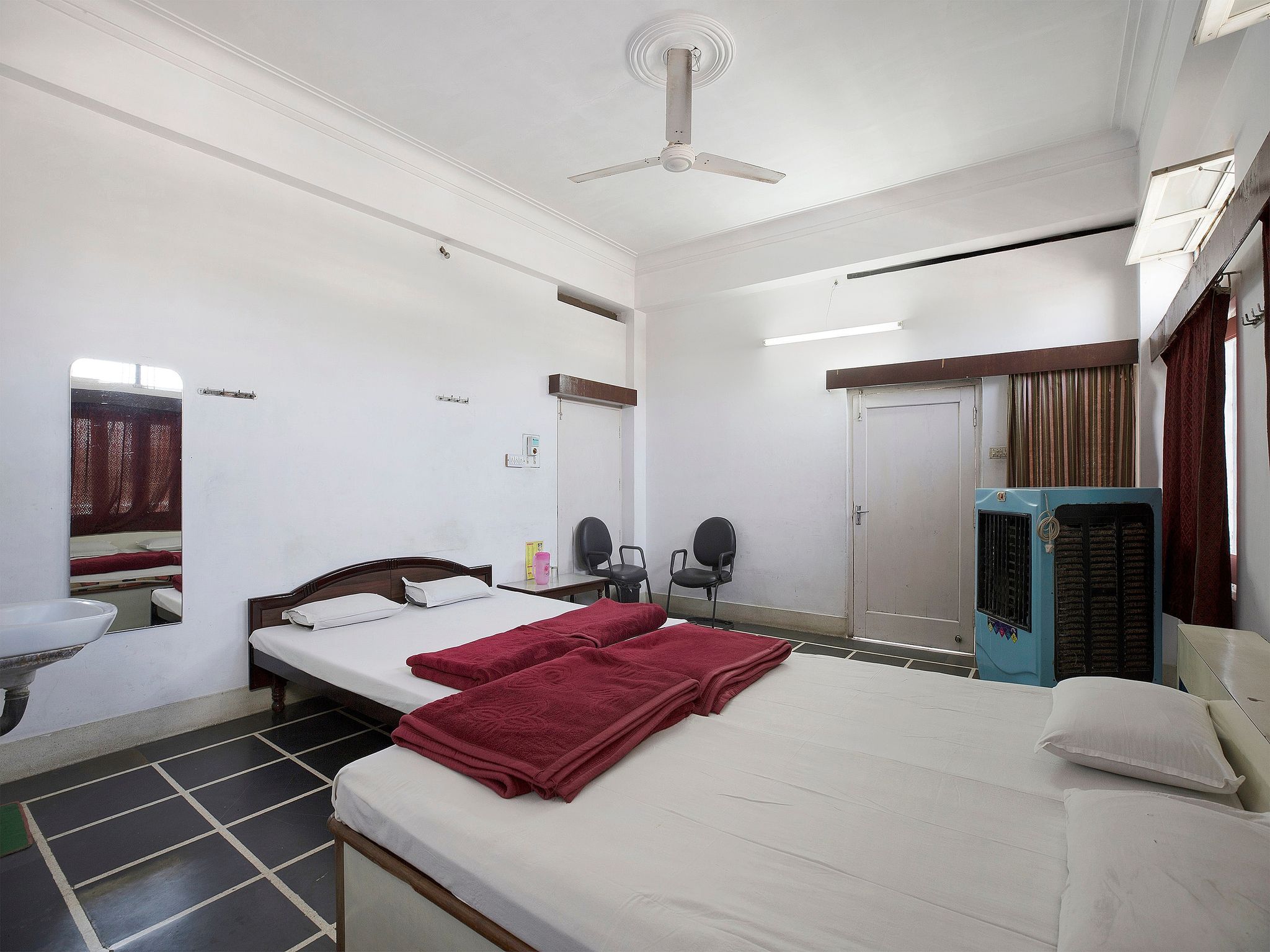 Basic Single Room with Shared Bathroom