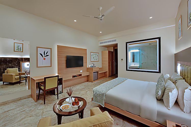 Pool and Mountain View Luxury Room with Balcony