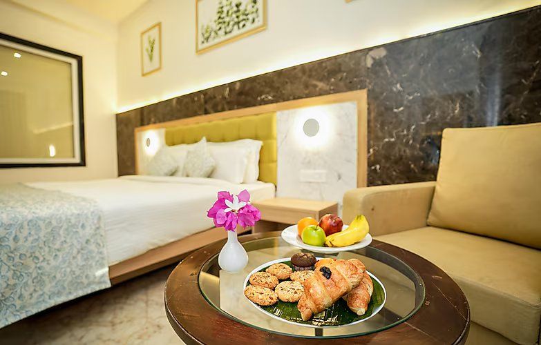 Pool and Mountain View Luxury Room with Balcony