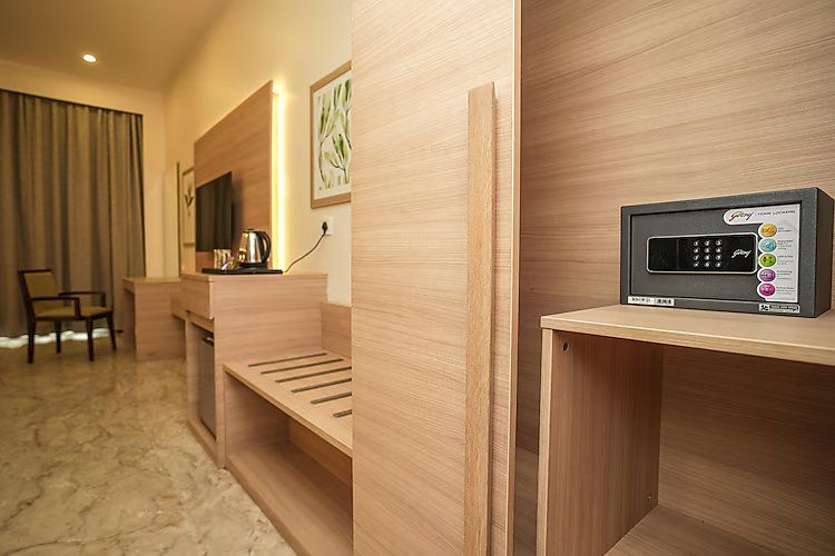 Pool and Mountain View Luxury Room with Balcony