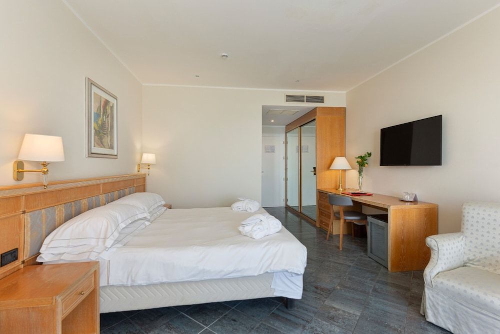 Grand Hotel Mediterranee Junior Suite con Balcone e Vista Mare 3