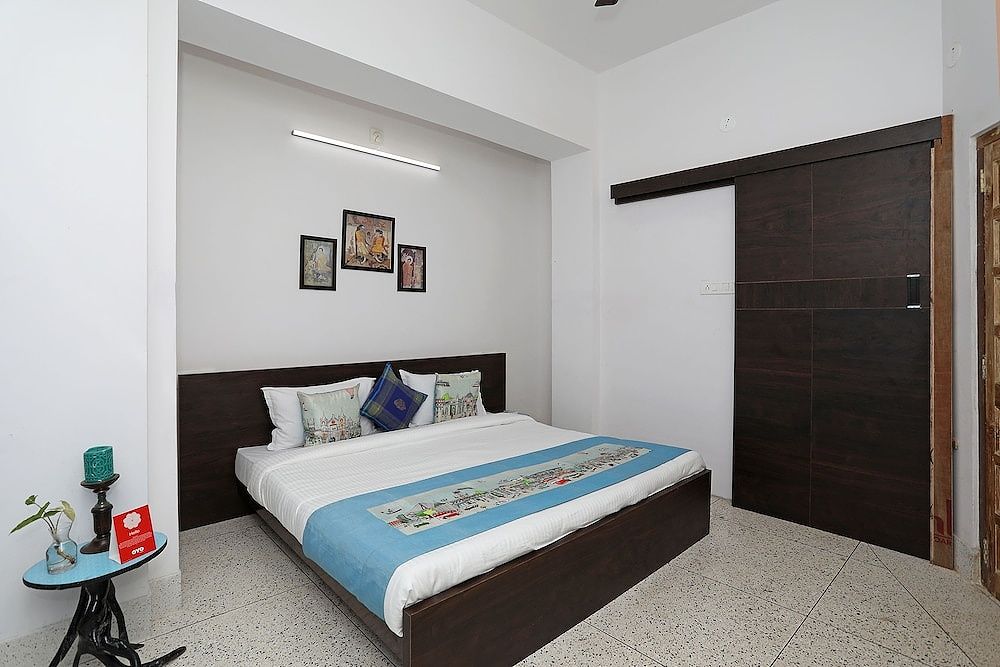 OYO 10298 Home near Sukhadia Circle Double or Twin Room 2