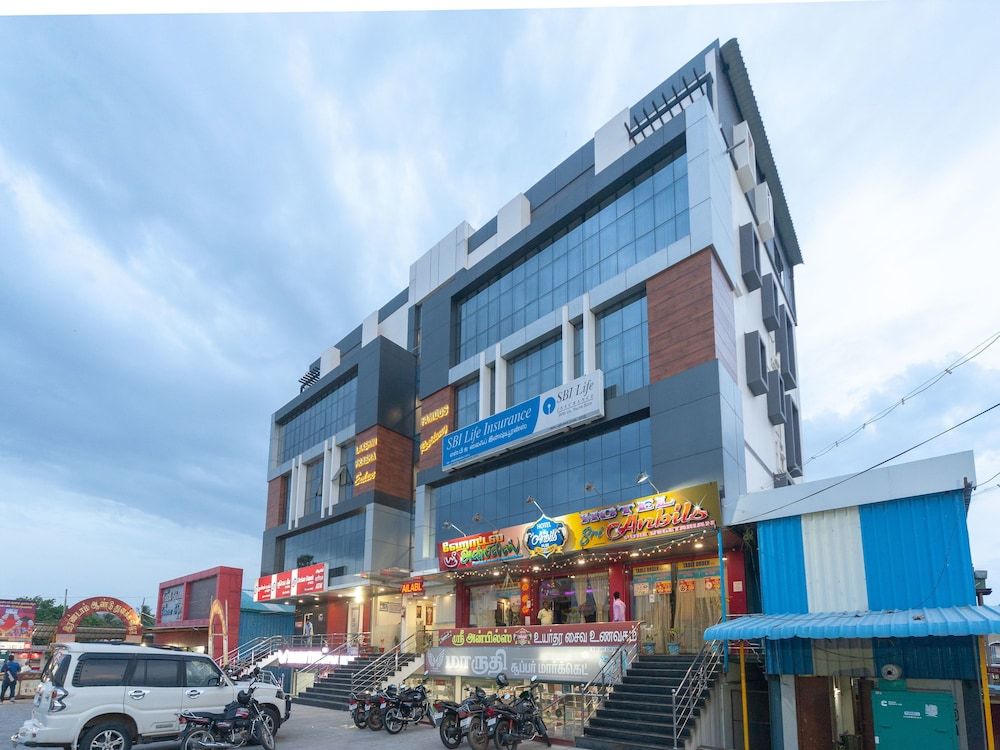 undefined OYO 16595 Famous Residency 2