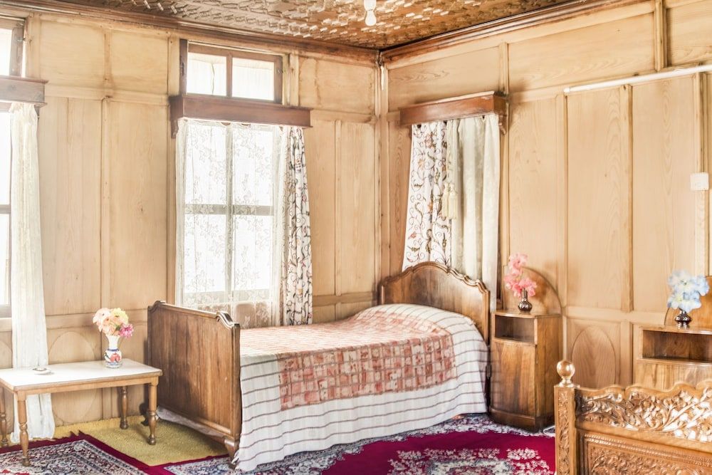 GuestHouser 1 BR Houseboat 1fda Comfort Room, 1 Double Bed 11