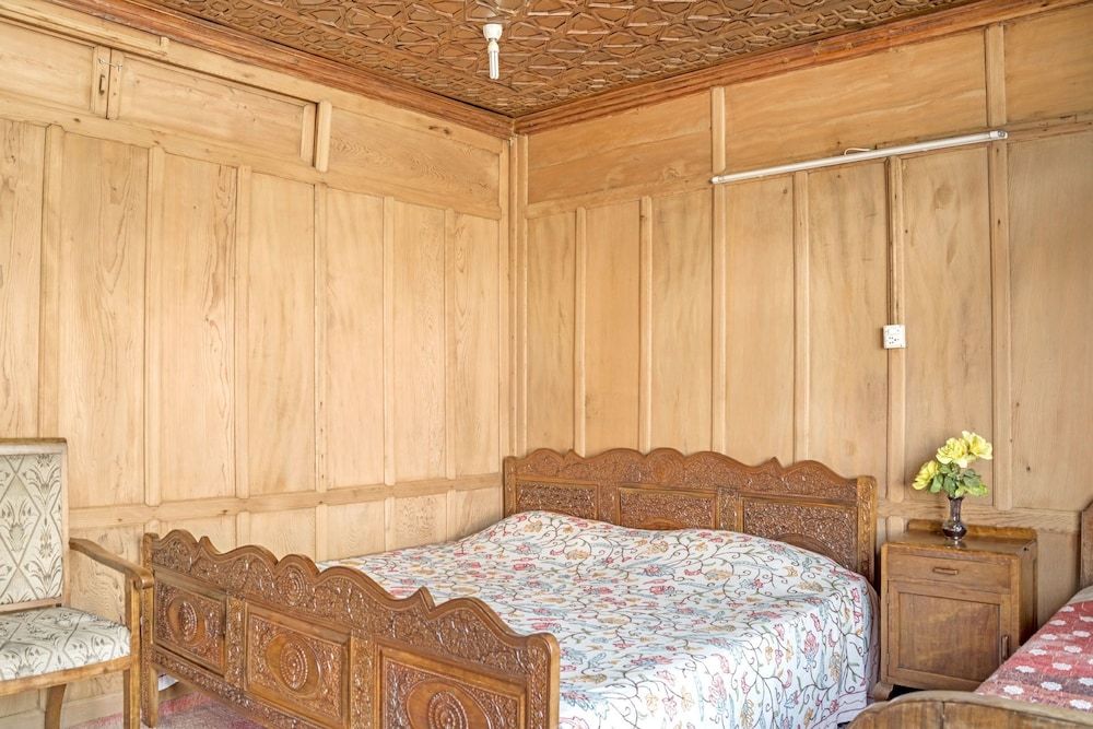 GuestHouser 1 BR Houseboat 1fda Comfort Room, 1 Double Bed 4