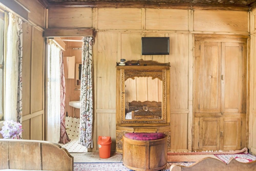 GuestHouser 1 BR Houseboat 1fda Comfort Room, 1 Double Bed 2