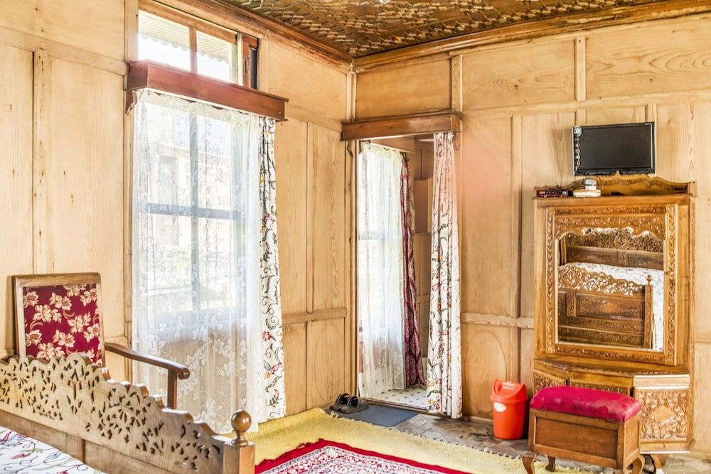 GuestHouser 1 BR Houseboat 1fda Comfort Room, 1 Double Bed 6