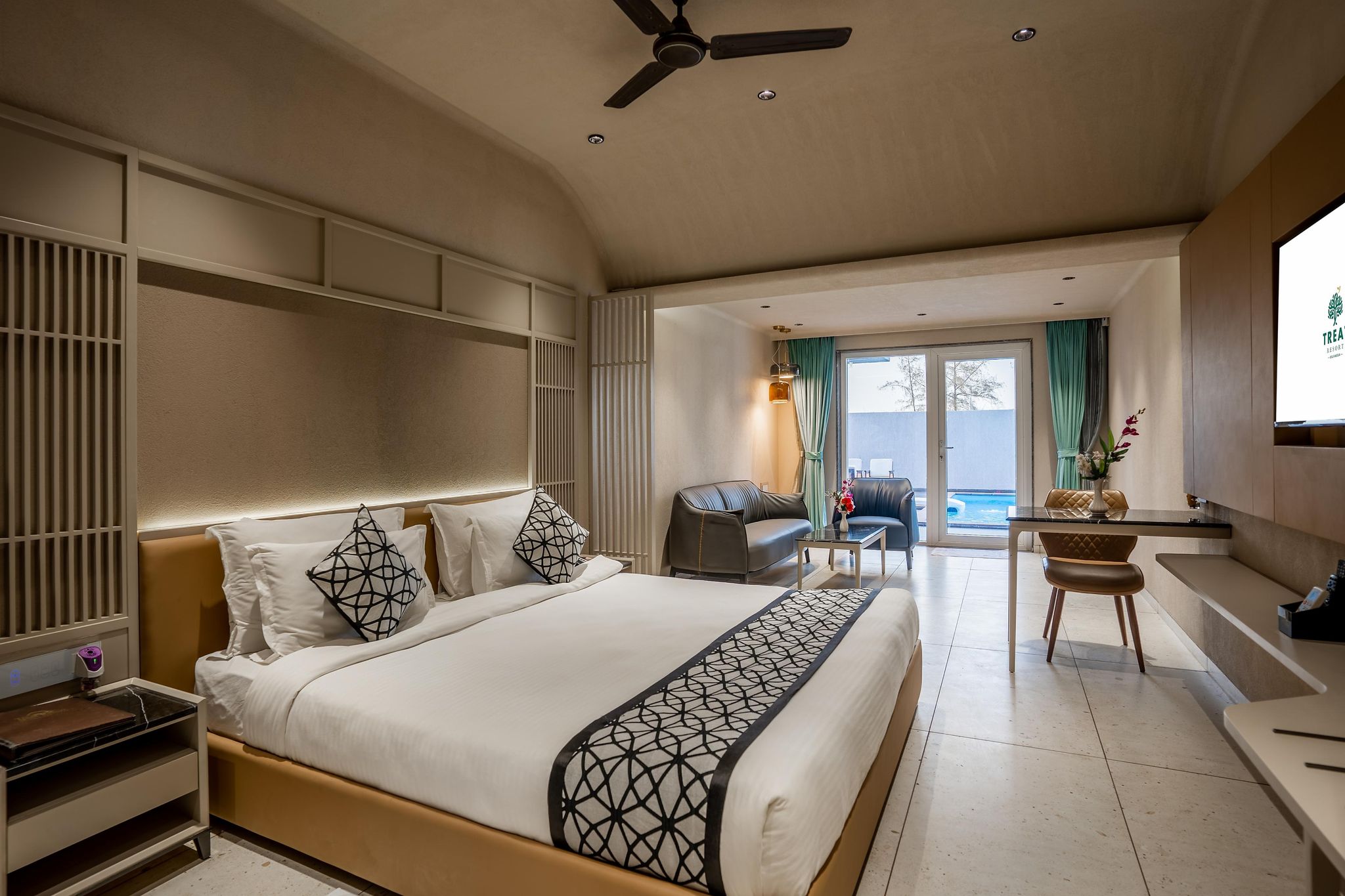 LUXURY  ROOM
