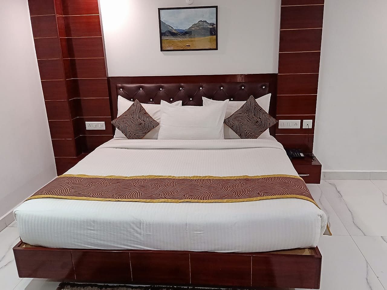 The Grand White Hotel Premium Room 4