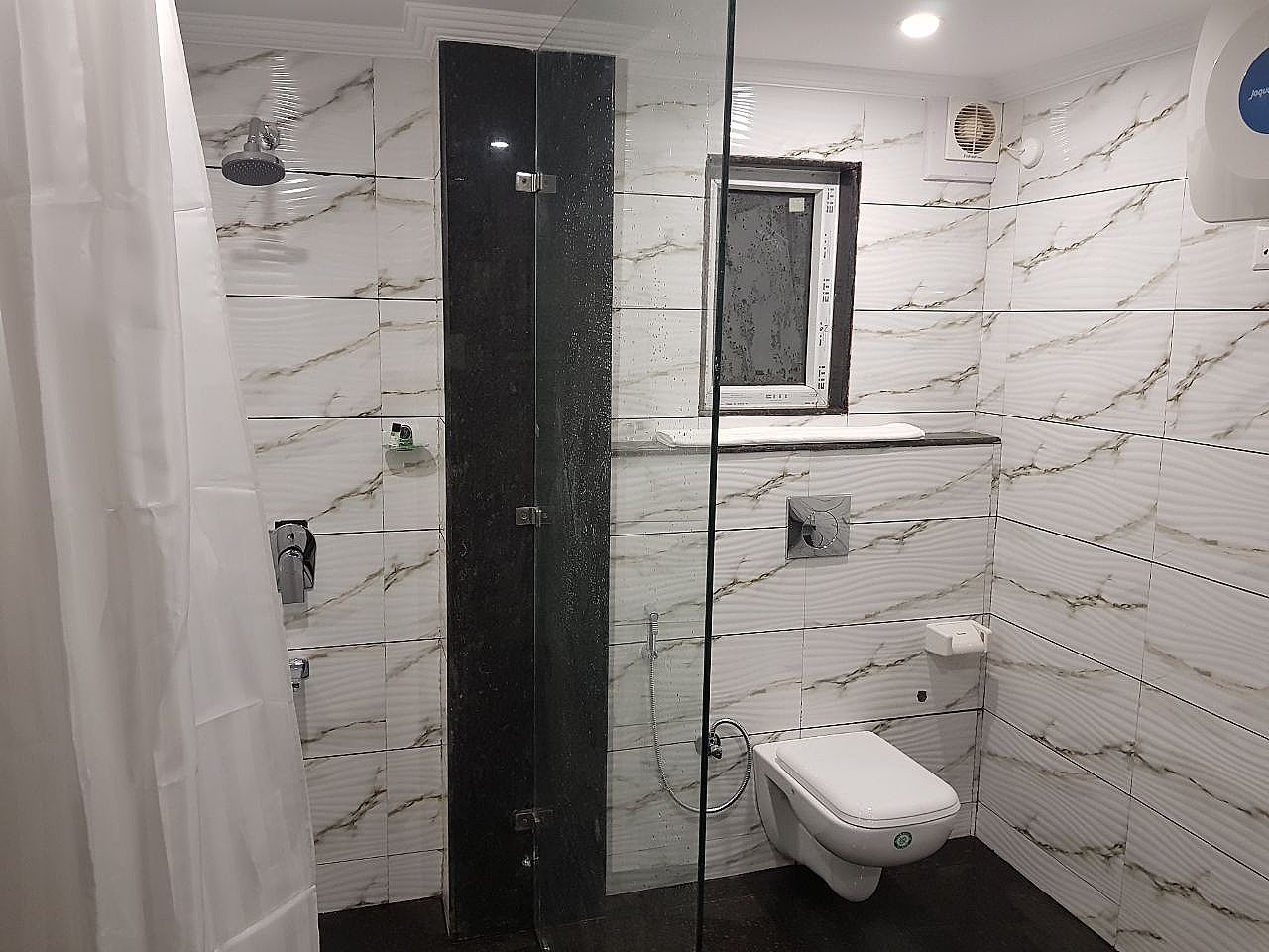 The Grand White Hotel Family Suite 14