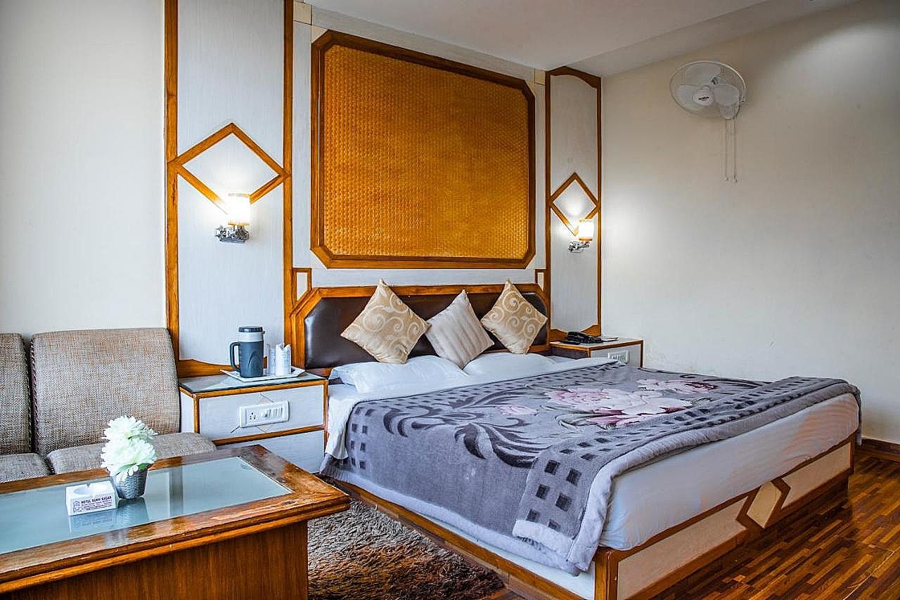 Sukhsagar Regency | Indoor heated pool Deluxe Room AC/Heating 2