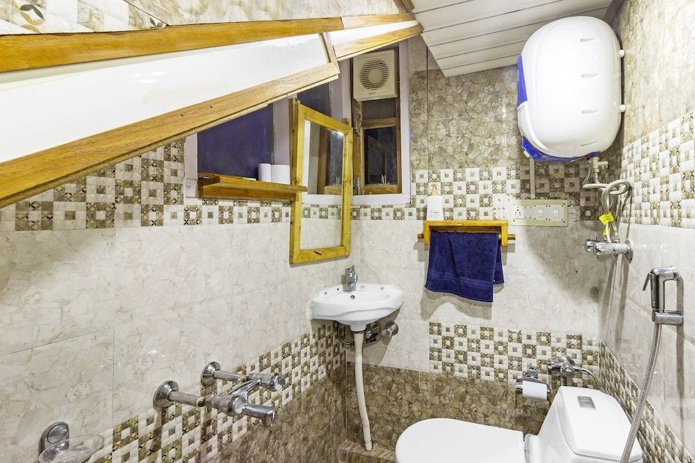 GuestHouser 1 BR Bed & Breakfast 83ac