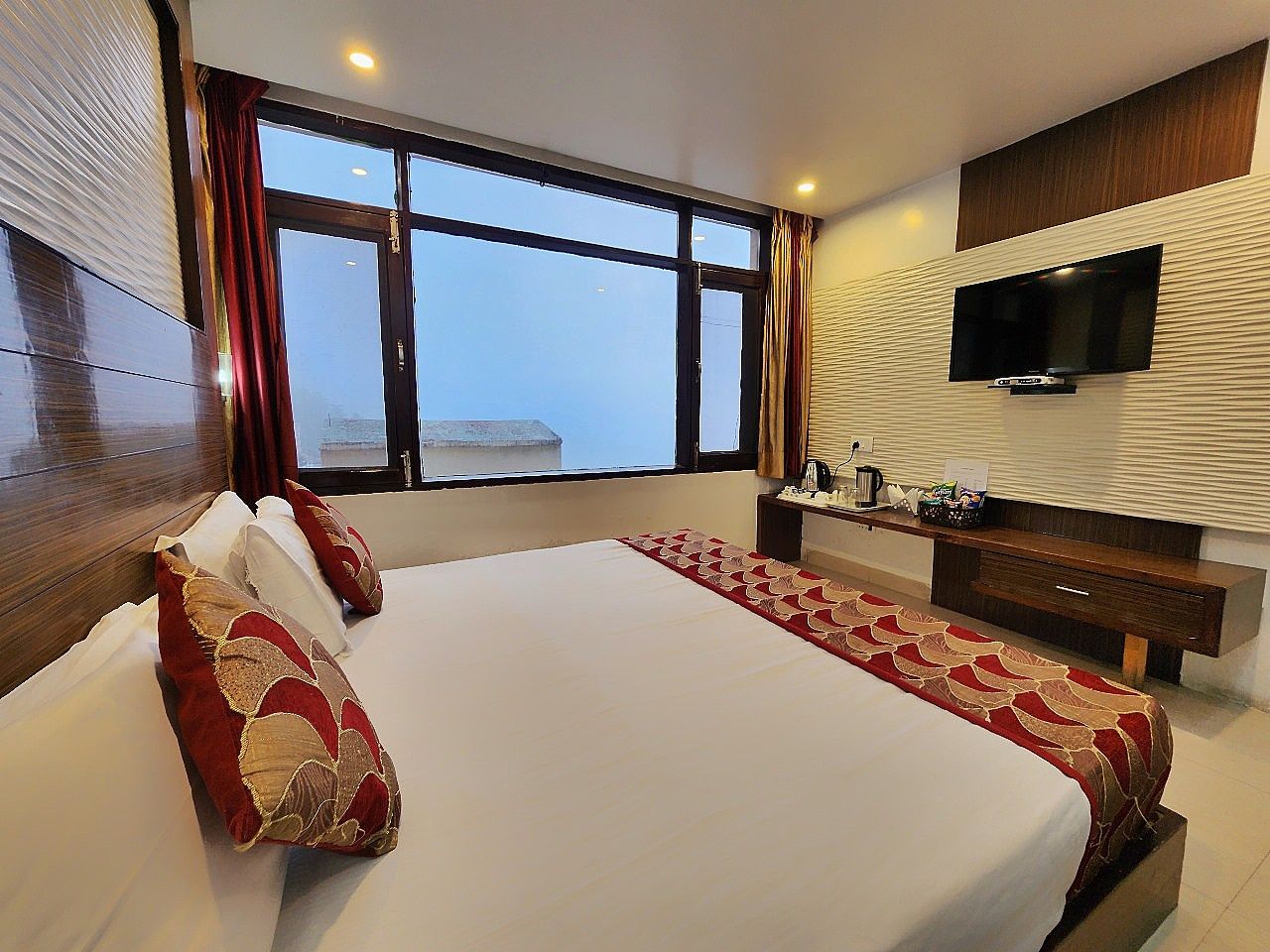 Hotel Surya Deluxe Room 10