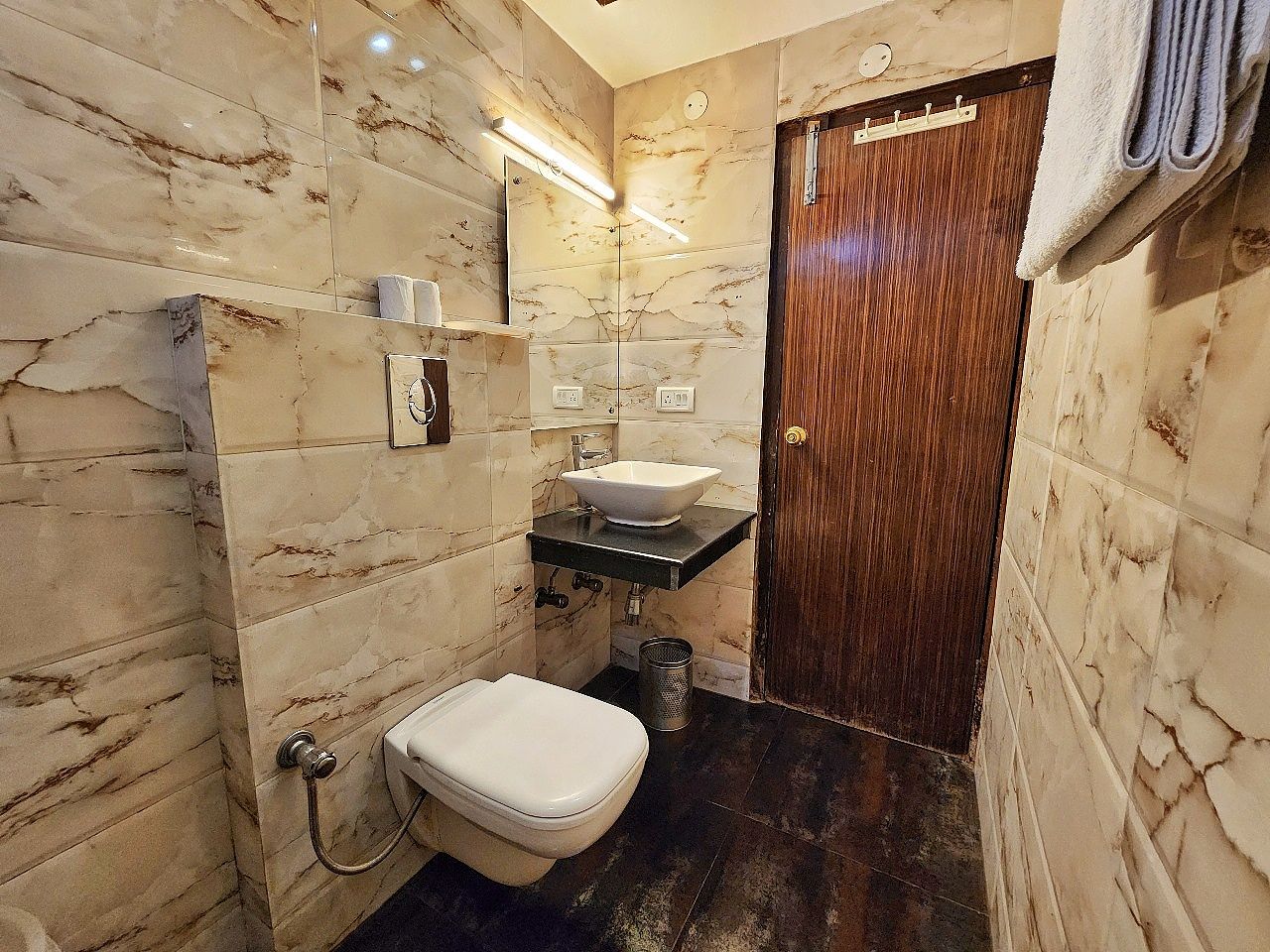 Hotel Surya Deluxe Room 6