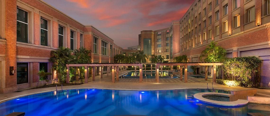 Swimming pool [outdoor]