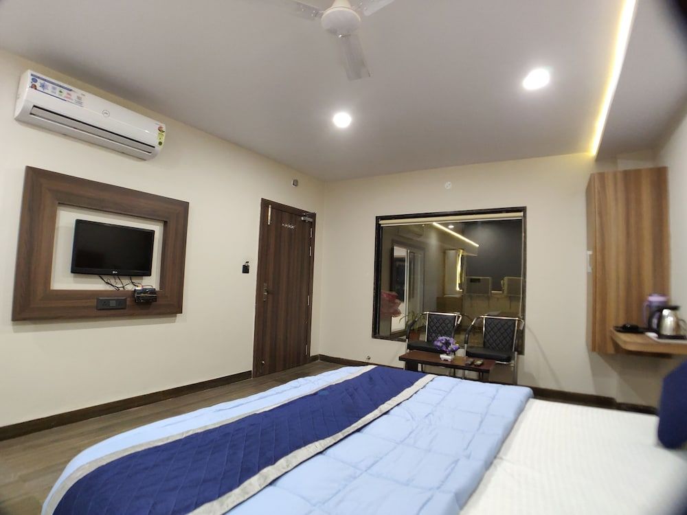 Hotel Atul Residency A/C Deluxe Room (Free Wifi) 10