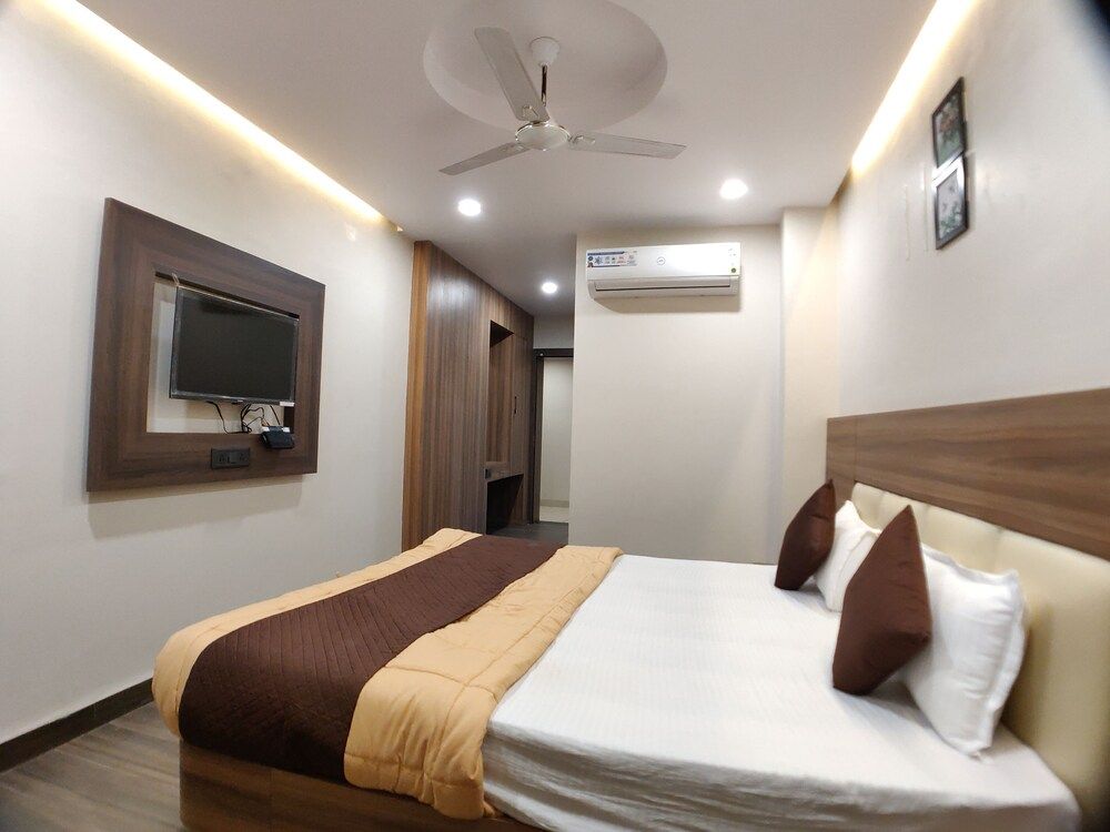 Hotel Atul Residency A/C Deluxe Room (Free Wifi) 6