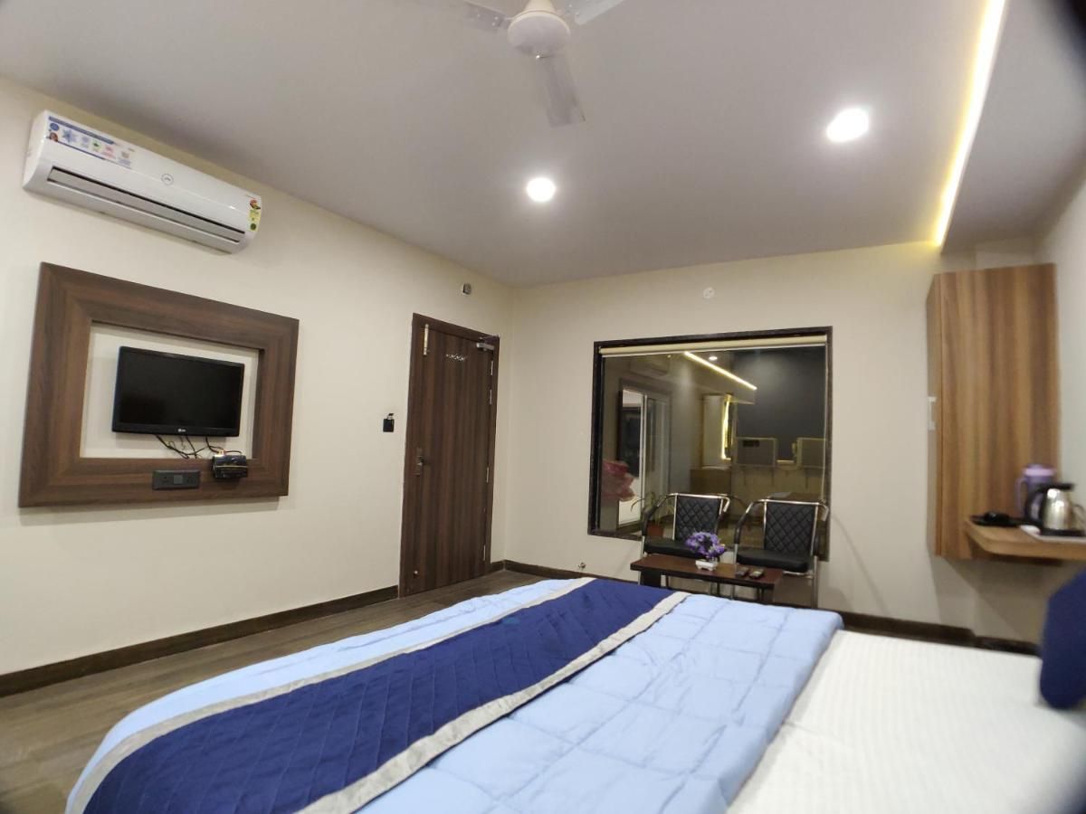 Hotel Atul Residency A/C Deluxe Room (Free Wifi) 9