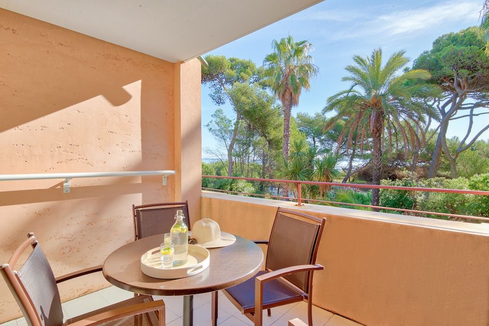 Pierre & Vacances Residence La Pinede Apartment 4 people - 1 bedroom - Terrace or balcony - Garden view 2