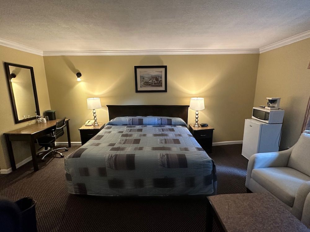 Canadian Inn Deluxe Room, 1 King Bed, Jacuzzi Tub and Fireplace