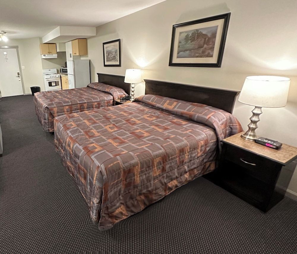 Canadian Inn Family Suite, 2 Queen Beds with Sofa Bed, Kitchen