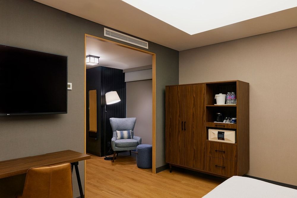 Four Points by Sheraton Mexico City, Colonia Roma Room, 1 King Bed (No View) 10