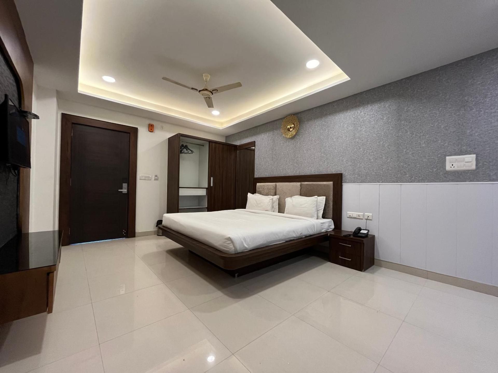Hotel Shri Radha Nikunj King Studio