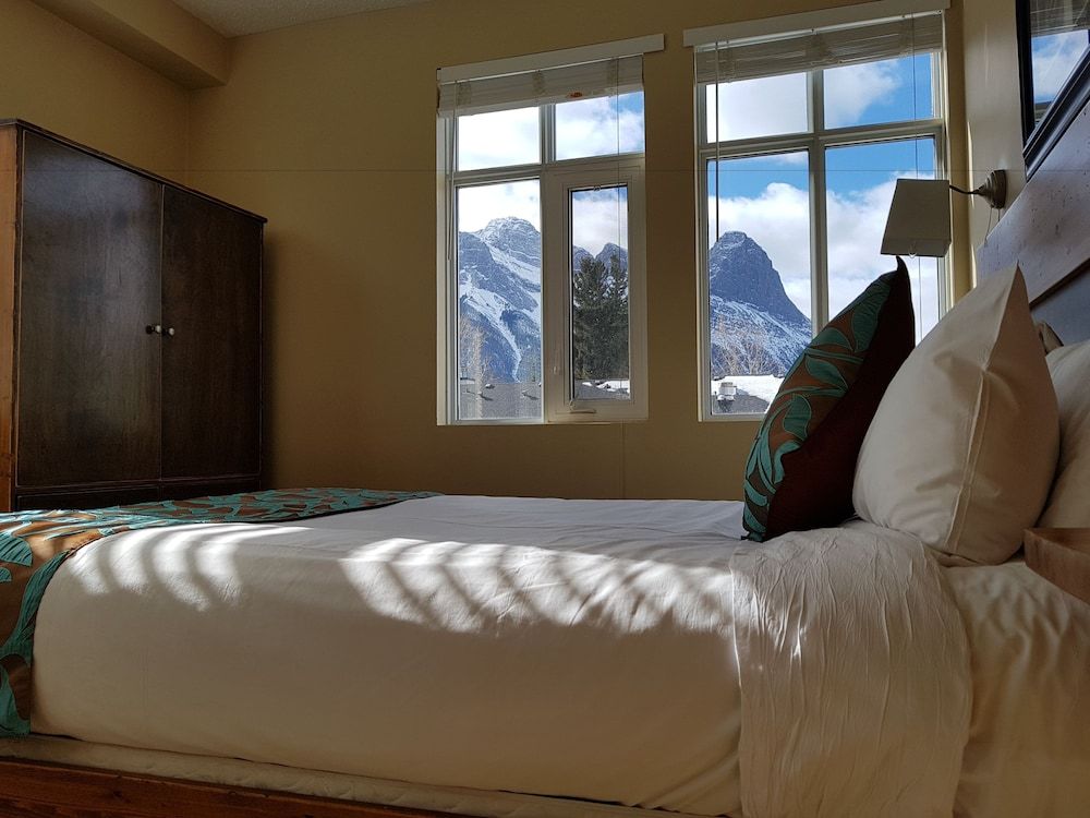 Sunset Resorts Canmore and Spa Luxury Condo, 3 Bedrooms, Jetted Tub, Mountain View 2