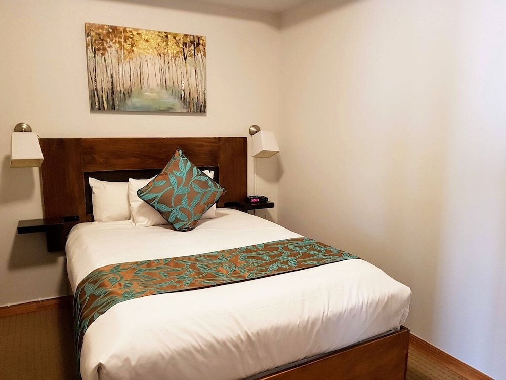 Sunset Resorts Canmore and Spa Luxury Condo, 2 Bedrooms, Balcony, Mountain View 4