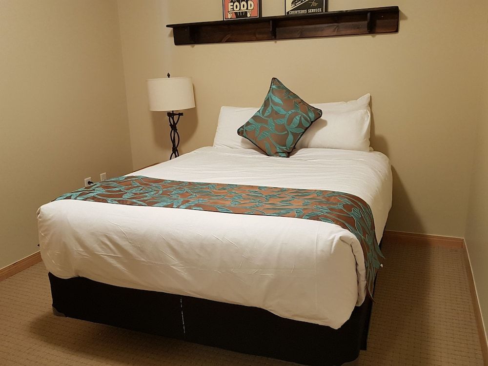 Sunset Resorts Canmore and Spa Luxury Condo, 3 Bedrooms, Jetted Tub, Mountain View 3