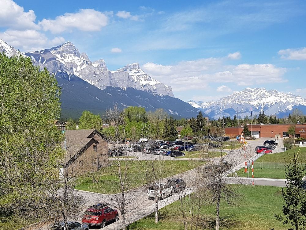 Sunset Resorts Canmore and Spa Luxury Condo, 2 Bedrooms, Balcony, Mountain View 8