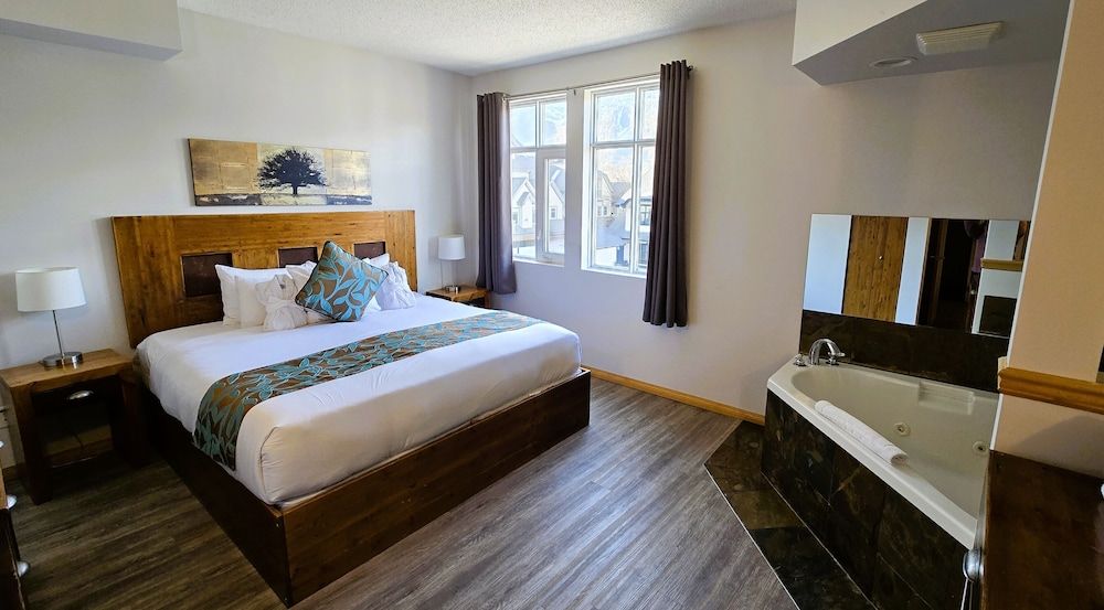 Sunset Resorts Canmore and Spa Luxury Condo, 3 Bedrooms, Jetted Tub, Mountain View 5
