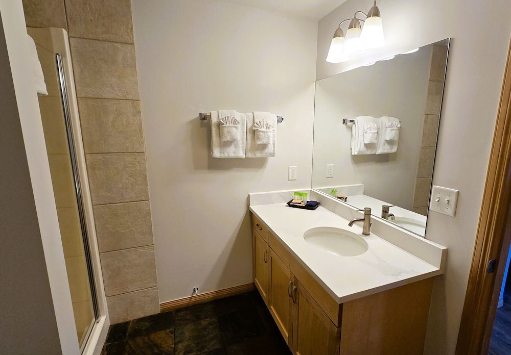 Sunset Resorts Canmore and Spa Luxury Condo, 3 Bedrooms, Jetted Tub, Mountain View 9