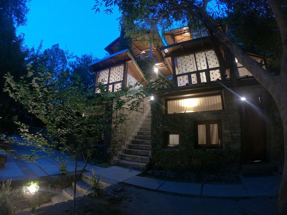 undefined Tiaraa Monolith Lake Resort 7