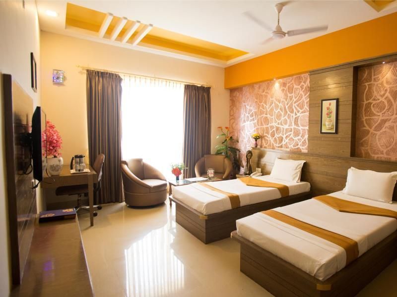 Hotel AMR's Evvergreen Executive Room 7