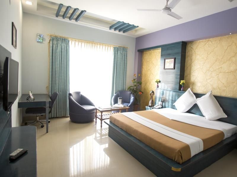 Hotel AMR's Evvergreen Executive Room 6