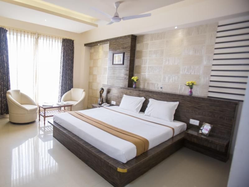 Hotel AMR's Evvergreen Executive Room 4