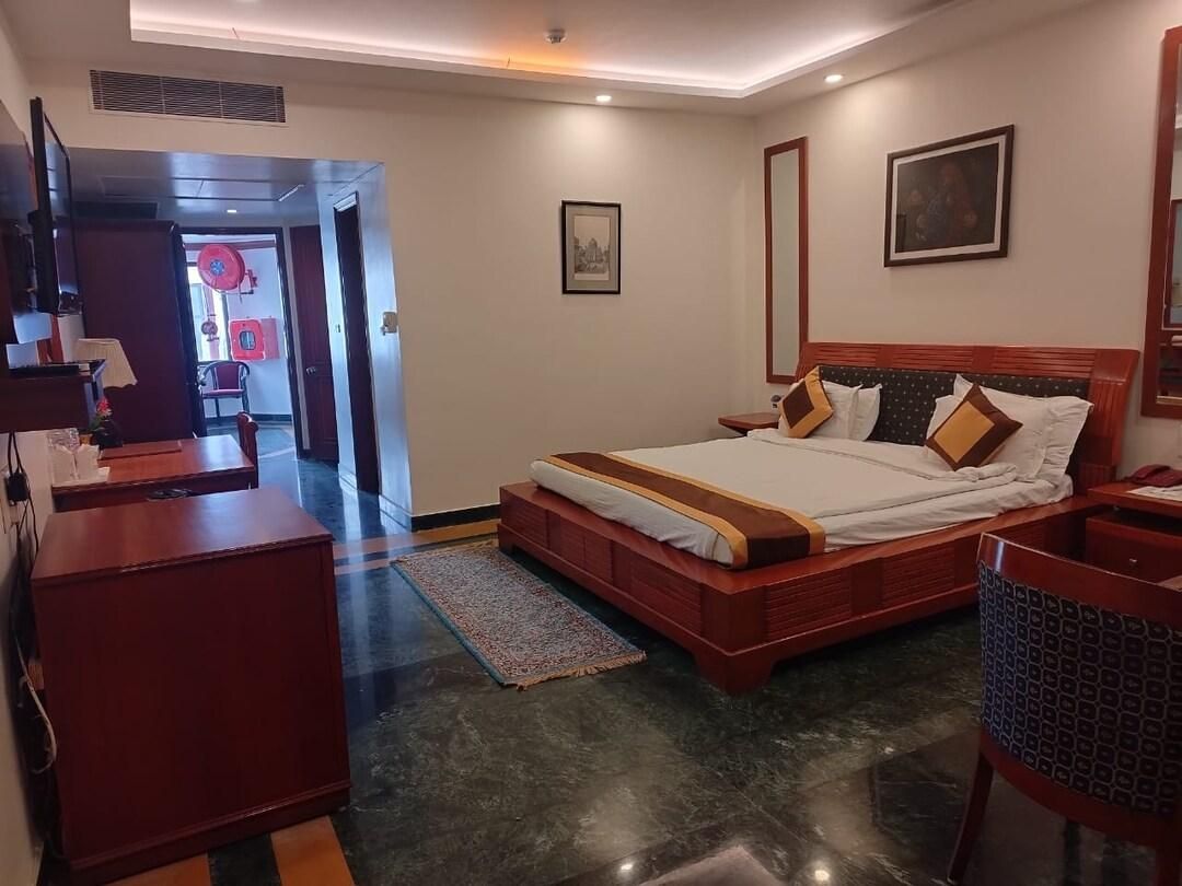Hotel The Royal Residency Deluxe Room 8