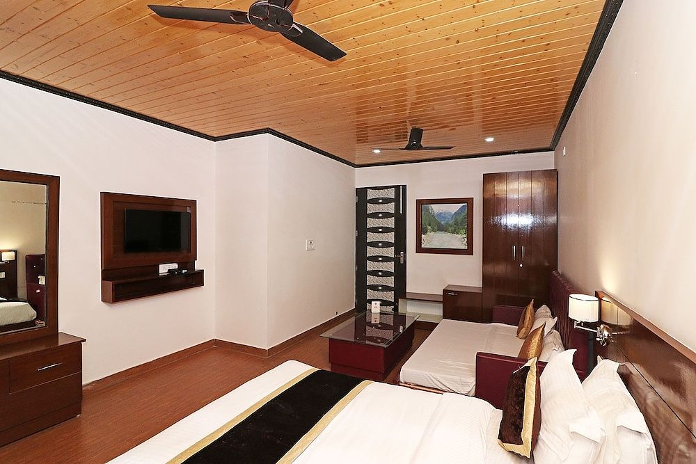 OYO 14686 Seven Heavens Standard Room 8