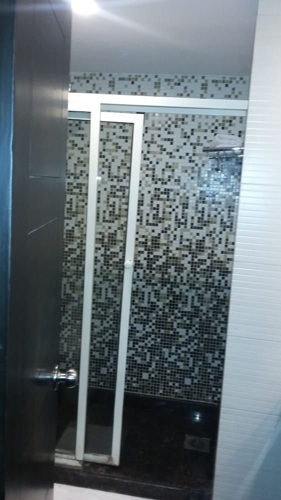 Hotel Oyster - City Centre Sector 17 Deluxe Room, 1 Queen Bed 4