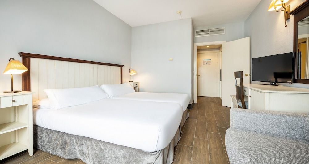 Hotel ILUNION Hacienda de Mijas Triple Room, Pool View, 3 people 5