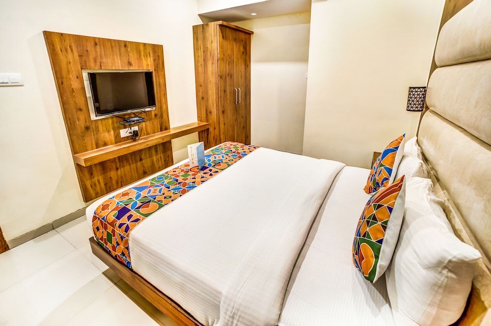 FabHotel Adlon International Deluxe Room 4